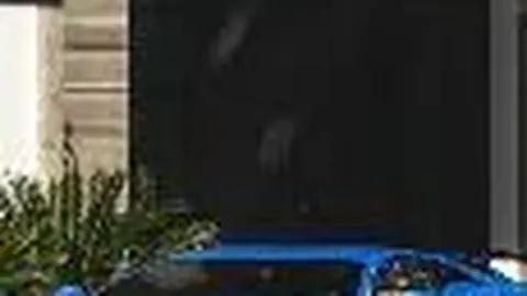 朱茵53岁生活照：复古座驾与深山旧居，风采依旧